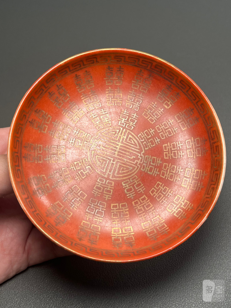 清同治  珊瑚红地描金开光粉彩龙凤纹盖碗 - 图25